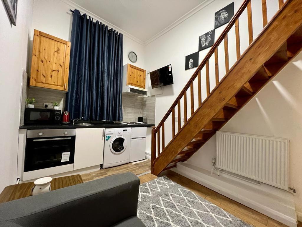 Modern Studios Queenspark 伦敦 外观 照片