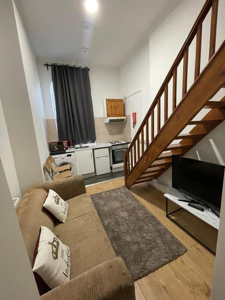 Modern Studios Queenspark 伦敦 外观 照片