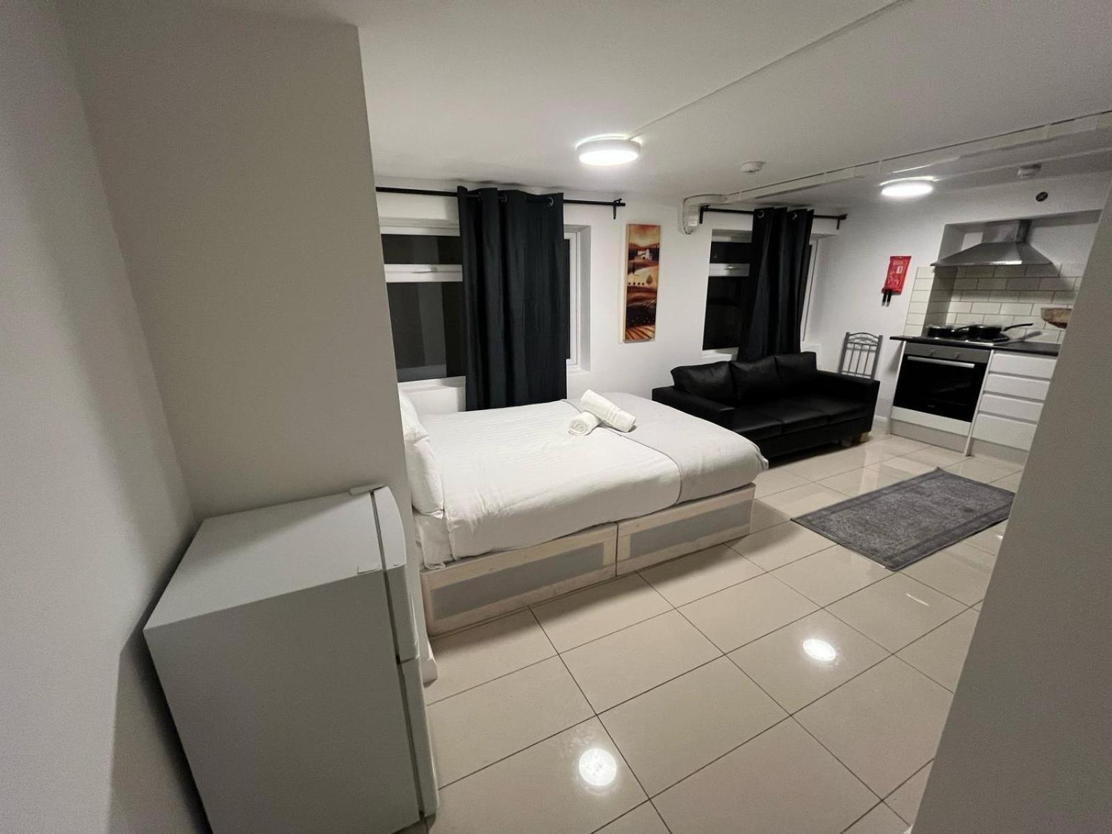 Modern Studios Queenspark 伦敦 客房 照片